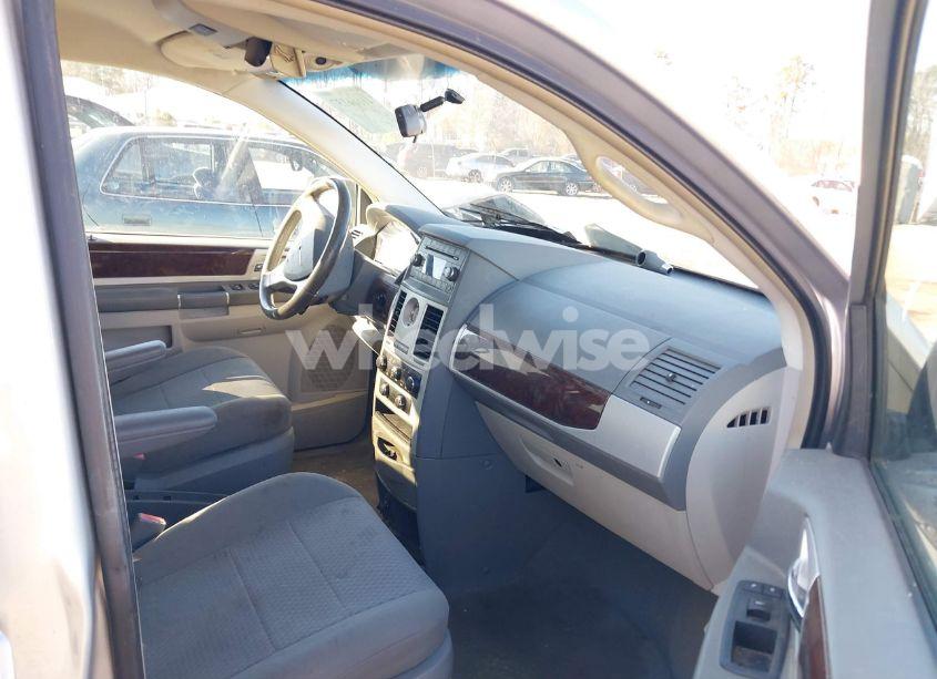 Photo 5 of 2010 Chrysler Town & COUNTRY TOURING (VIN 2A4RR5D17AR266811)