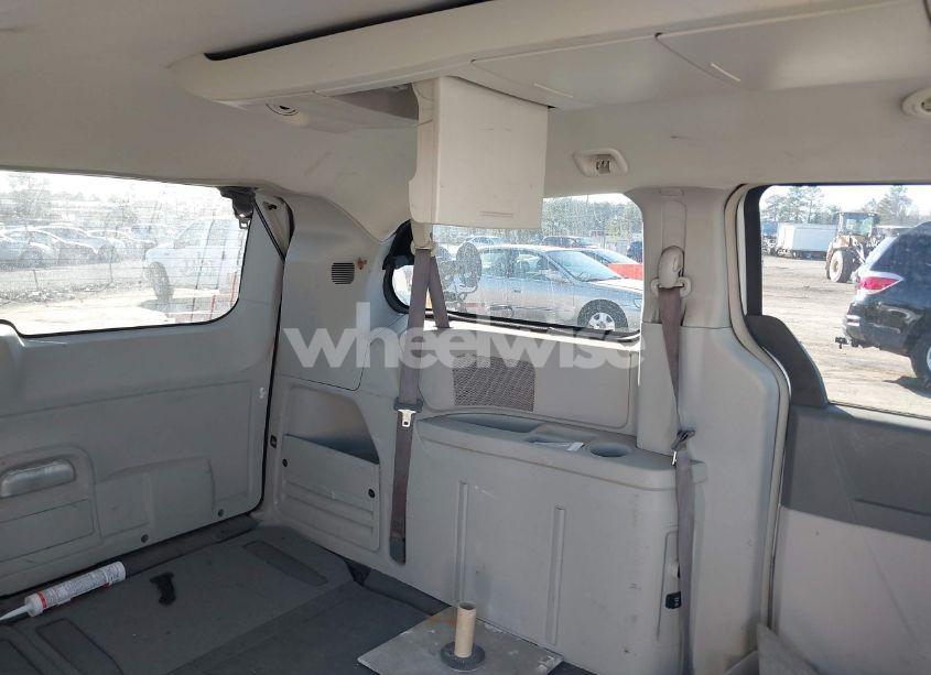 Photo 8 of 2010 Chrysler Town & COUNTRY TOURING (VIN 2A4RR5D17AR266811)