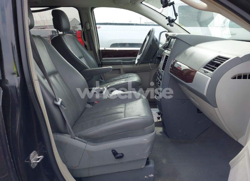 Photo 5 of 2010 Chrysler Town & COUNTRY TOURING (VIN 2A4RR5D17AR351227)