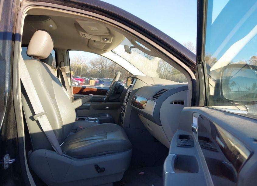 Photo 5 of 2010 Chrysler Town & COUNTRY TOURING (VIN 2A4RR5D18AR105058)