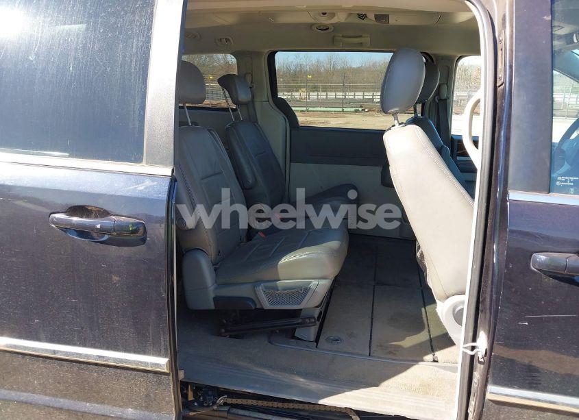 Photo 8 of 2010 Chrysler Town & COUNTRY TOURING (VIN 2A4RR5D18AR148718)