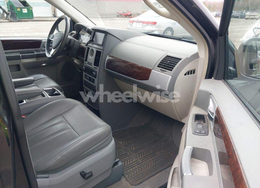 Photo 5 of 2010 Chrysler Town & COUNTRY TOURING (VIN 2A4RR5D19AR170405)