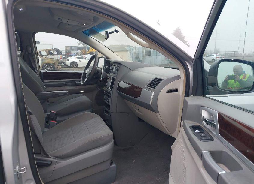 Photo 5 of 2010 Chrysler Town & COUNTRY TOURING (VIN 2A4RR5D19AR213446)