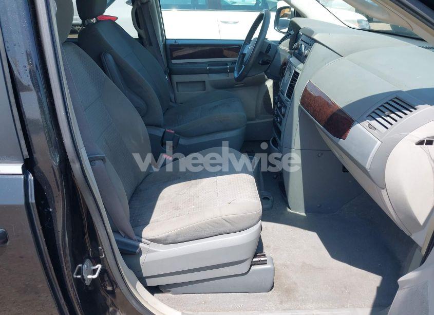 Photo 5 of 2010 Chrysler Town & COUNTRY TOURING (VIN 2A4RR5D19AR213527)