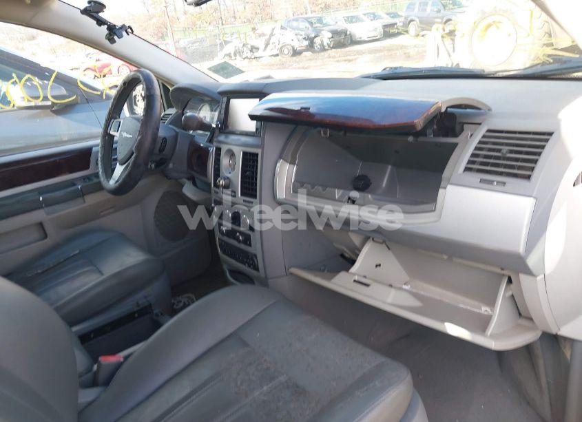 Photo 5 of 2010 Chrysler Town & COUNTRY TOURING (VIN 2A4RR5D19AR241019)