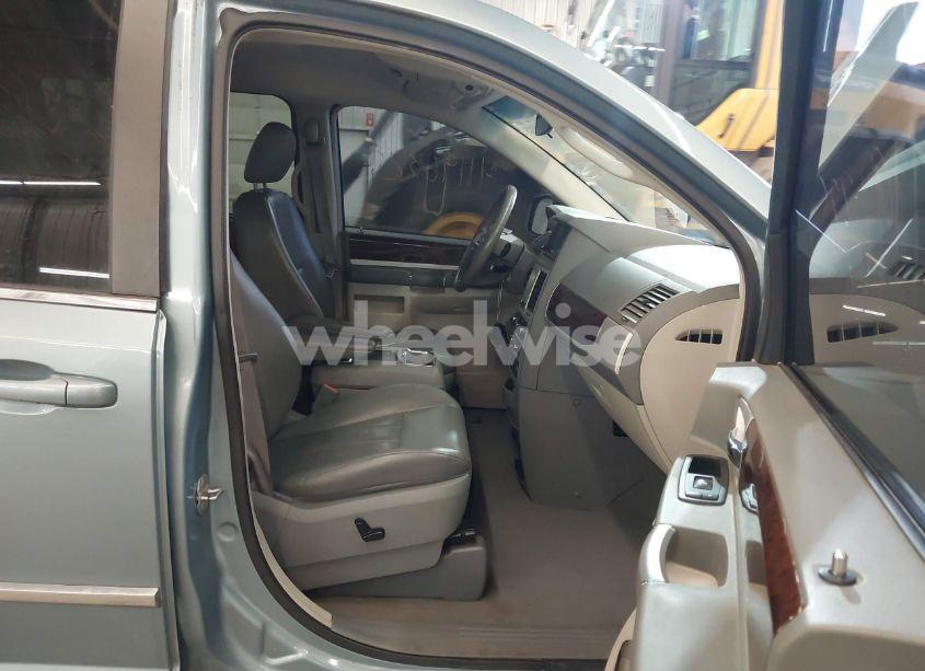 Photo 5 of 2010 Chrysler Town & COUNTRY TOURING (VIN 2A4RR5D19AR241263)