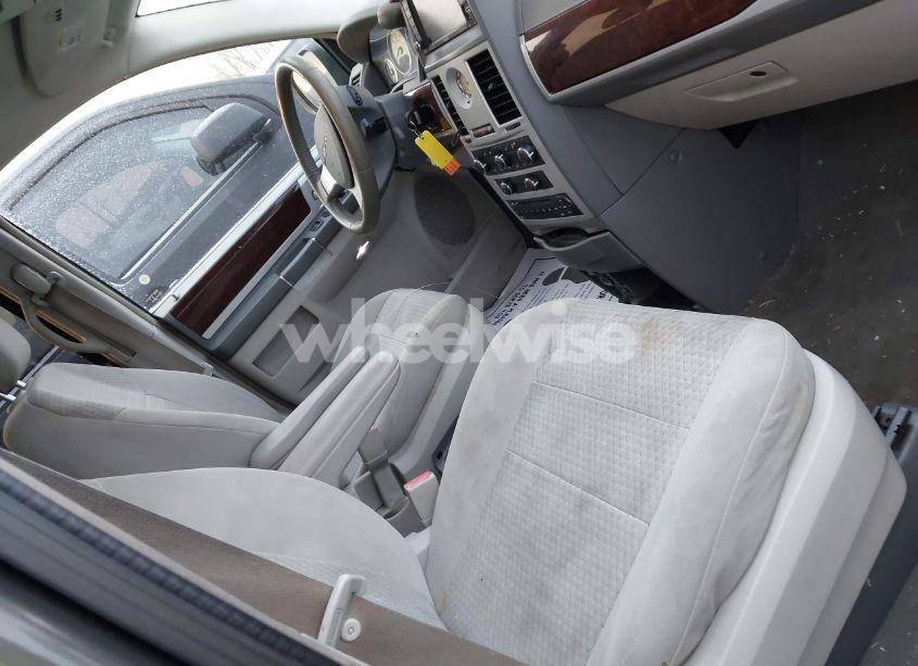 Photo 5 of 2010 Chrysler Town & COUNTRY TOURING (VIN 2A4RR5D19AR302711)