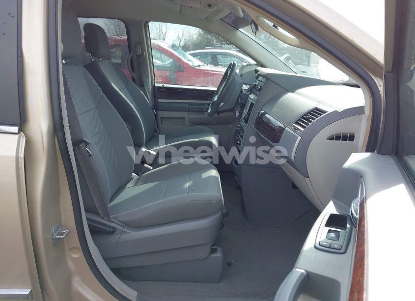 Photo 5 of 2010 Chrysler Town & COUNTRY TOURING (VIN 2A4RR5D19AR494289)