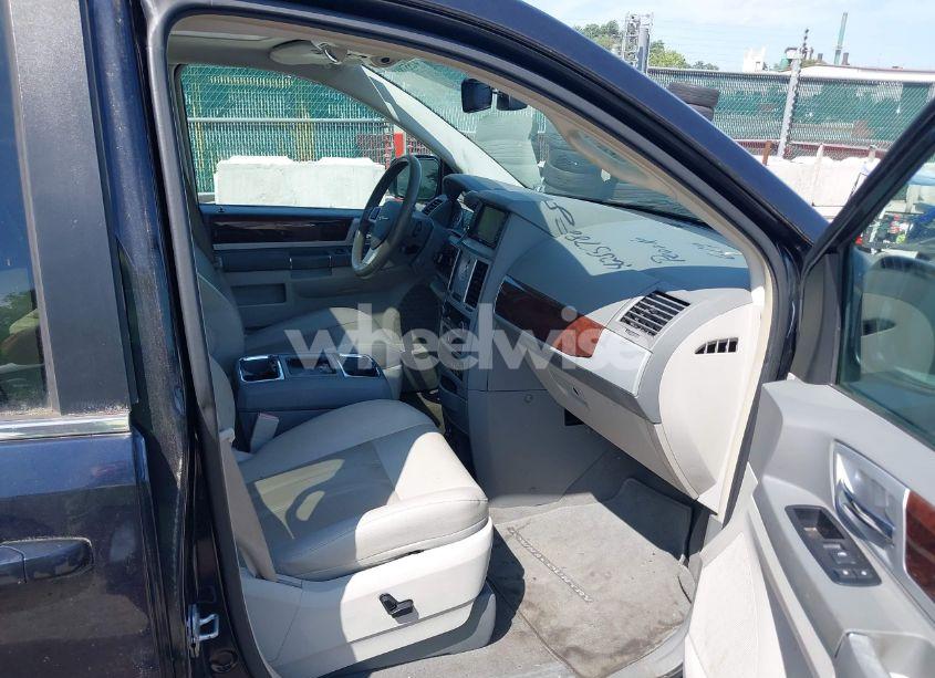 Photo 5 of 2010 Chrysler Town & COUNTRY TOURING (VIN 2A4RR5D1XAR141155)