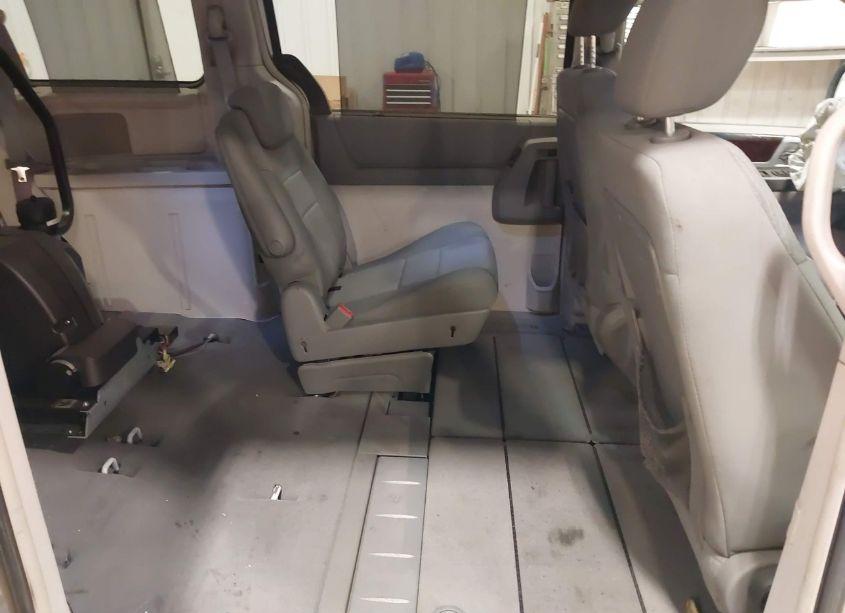 Photo 8 of 2010 Chrysler Town & COUNTRY TOURING (VIN 2A4RR5D1XAR164113)