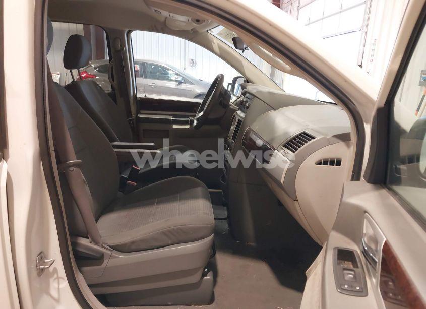 Photo 5 of 2010 Chrysler Town & COUNTRY TOURING (VIN 2A4RR5D1XAR250022)