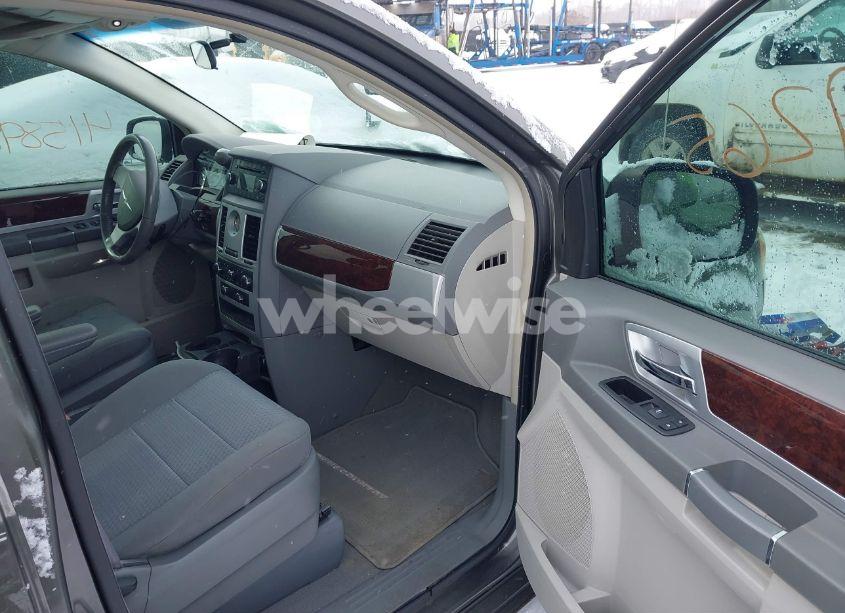 Photo 5 of 2010 Chrysler Town & COUNTRY TOURING (VIN 2A4RR5D1XAR270903)