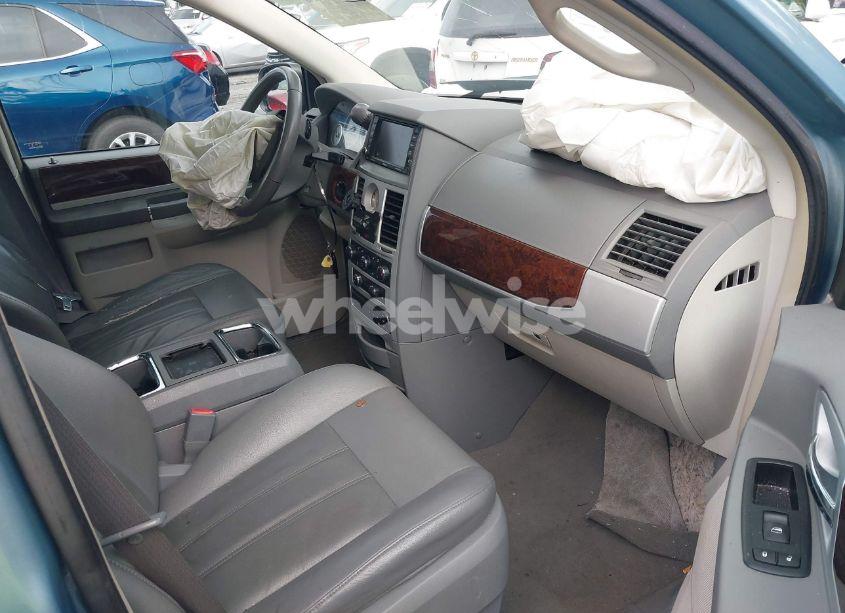 Photo 5 of 2010 Chrysler Town & COUNTRY TOURING (VIN 2A4RR5D1XAR289547)