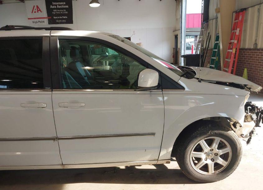 Photo 13 of 2010 Chrysler Town & COUNTRY TOURING (VIN 2A4RR5D1XAR305438)