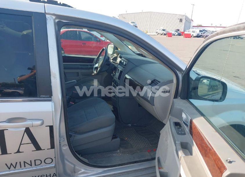 Photo 5 of 2010 Chrysler Town & COUNTRY TOURING (VIN 2A4RR5D1XAR492034)