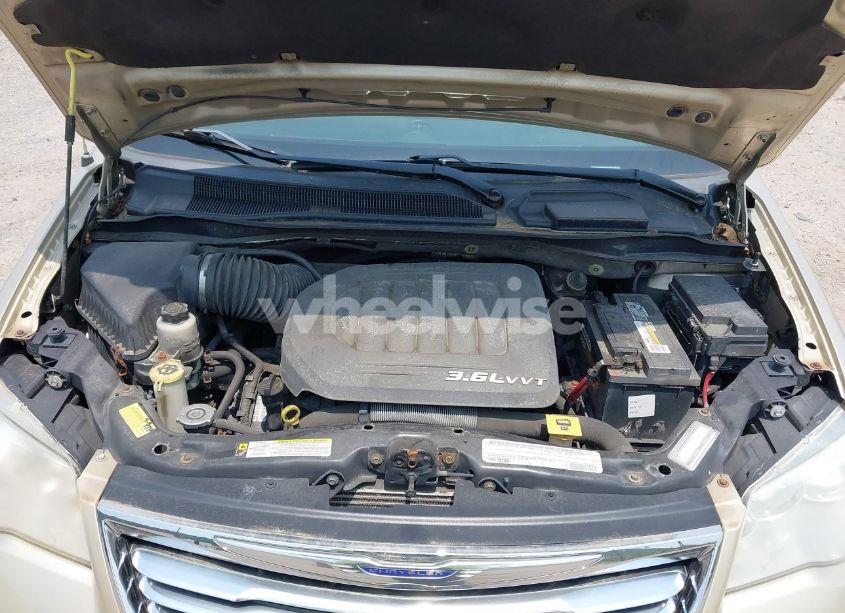Photo 10 of 2011 Chrysler Town & COUNTRY TOURING (VIN 2A4RR5DG7BR746496)