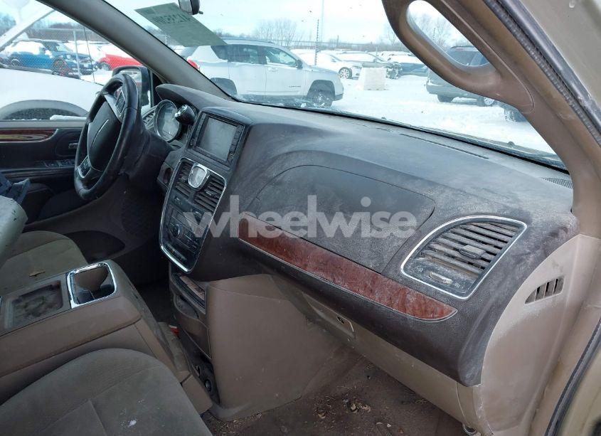 Photo 5 of 2011 Chrysler Town & COUNTRY TOURING (VIN 2A4RR5DG8BR610779)