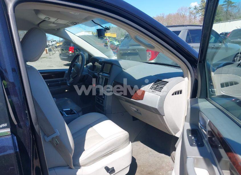 Photo 5 of 2010 Chrysler Town & COUNTRY TOURING (VIN 2A4RR5DX1AR267330)