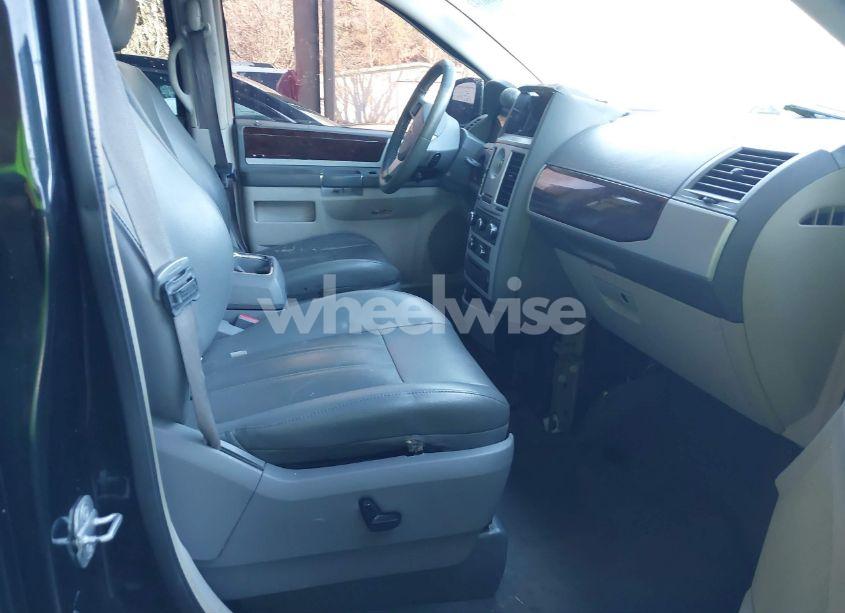 Photo 5 of 2010 Chrysler Town & COUNTRY TOURING (VIN 2A4RR5DX2AR124323)