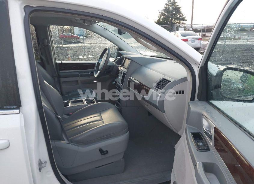 Photo 5 of 2010 Chrysler Town & COUNTRY TOURING (VIN 2A4RR5DX8AR136475)