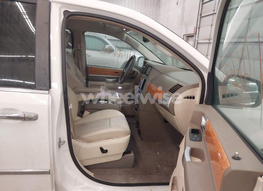 Photo 5 of 2010 Chrysler Town & COUNTRY LIMITED (VIN 2A4RR6DX2AR142987)