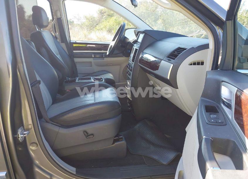 Photo 5 of 2010 Chrysler Town & COUNTRY TOURING PLUS (VIN 2A4RR8D10AR386340)