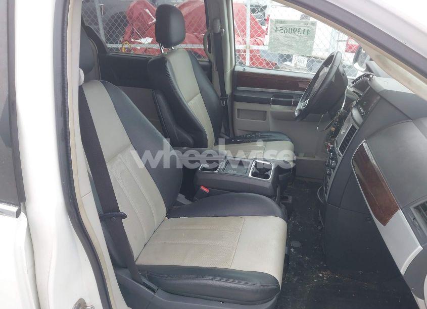 Photo 5 of 2010 Chrysler Town & COUNTRY TOURING PLUS (VIN 2A4RR8D12AR393712)