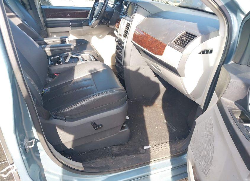 Photo 5 of 2010 Chrysler Town & COUNTRY TOURING PLUS (VIN 2A4RR8D14AR321135)