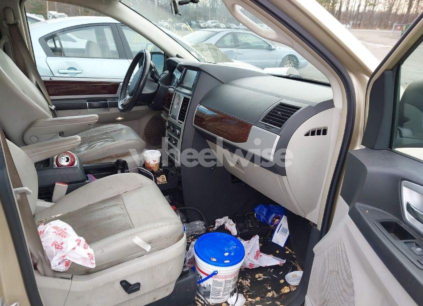 Photo 5 of 2010 Chrysler Town & COUNTRY TOURING PLUS (VIN 2A4RR8D14AR392027)