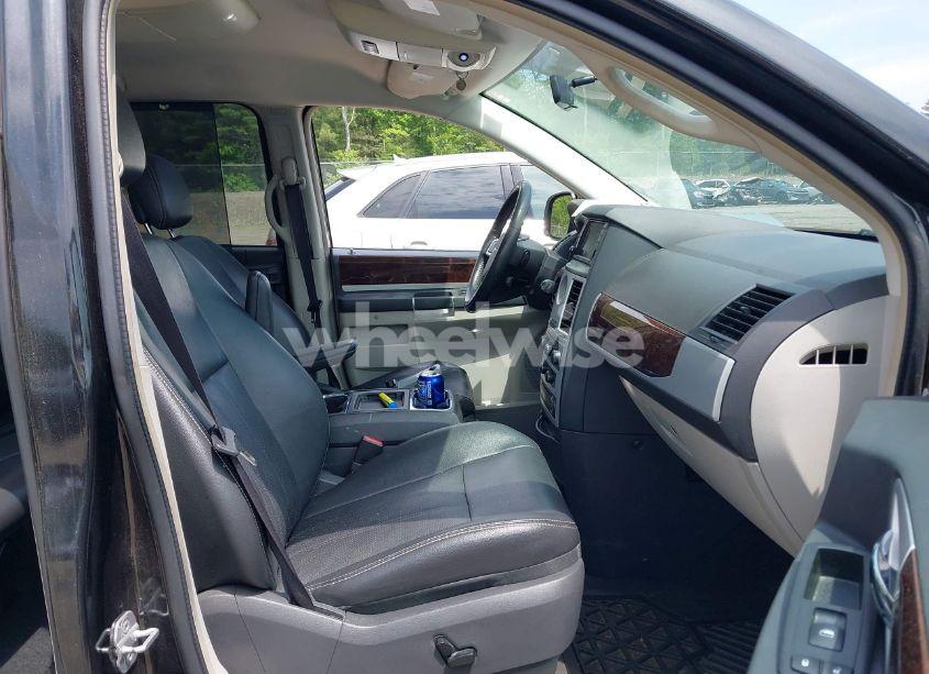 Photo 5 of 2010 Chrysler Town & COUNTRY TOURING PLUS (VIN 2A4RR8D14AR442277)