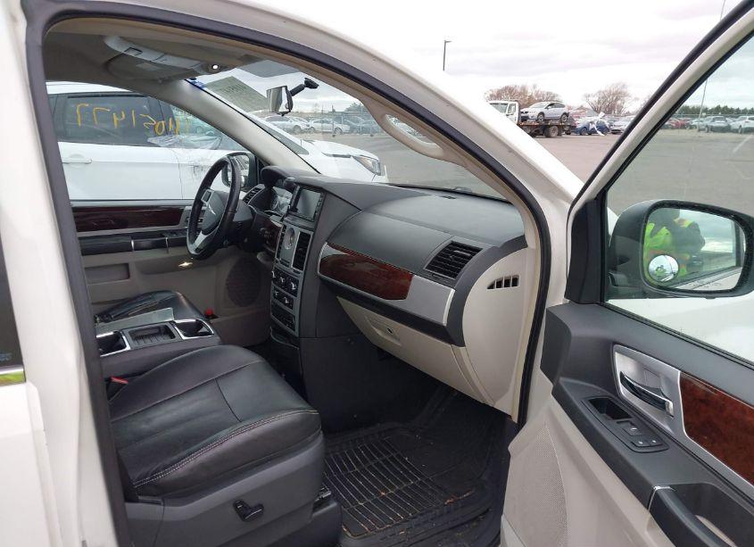 Photo 5 of 2010 Chrysler Town & COUNTRY TOURING PLUS (VIN 2A4RR8D15AR431031)