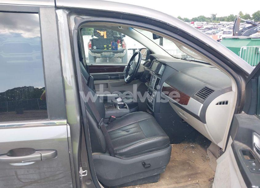 Photo 5 of 2010 Chrysler Town & COUNTRY TOURING PLUS (VIN 2A4RR8D16AR386486)