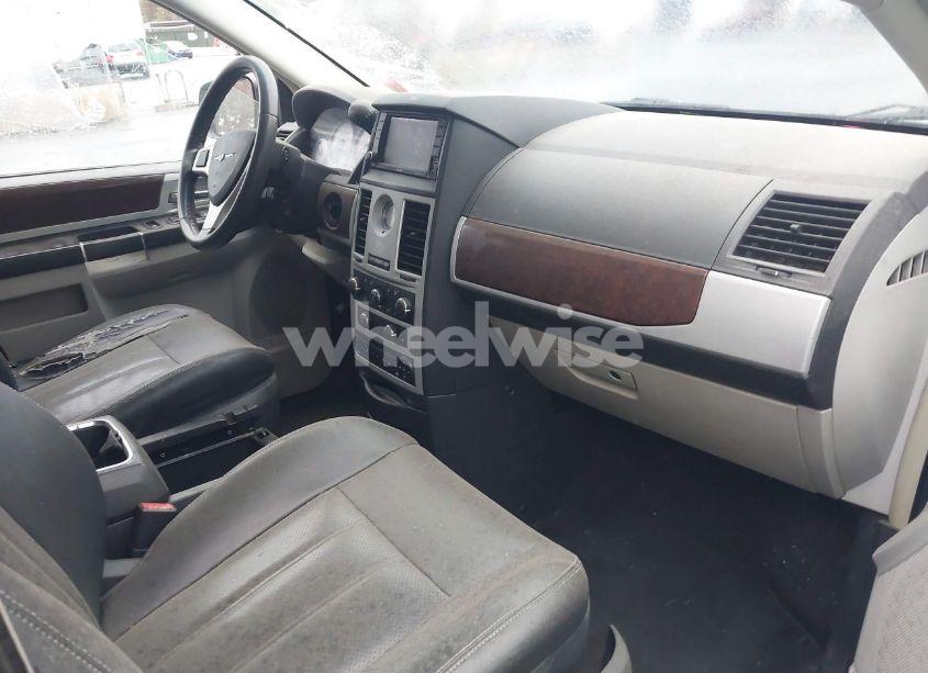 Photo 5 of 2010 Chrysler Town & COUNTRY TOURING PLUS (VIN 2A4RR8D16AR442278)