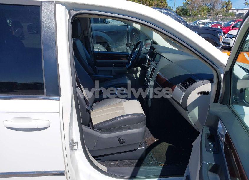 Photo 5 of 2010 Chrysler Town & COUNTRY TOURING PLUS (VIN 2A4RR8D17AR414814)