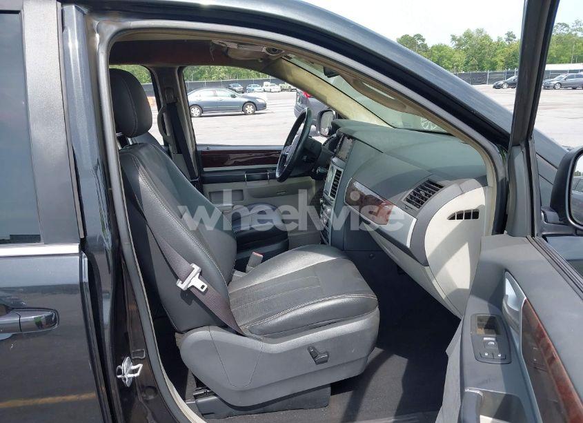 Photo 5 of 2010 Chrysler Town & COUNTRY TOURING PLUS (VIN 2A4RR8D18AR422713)