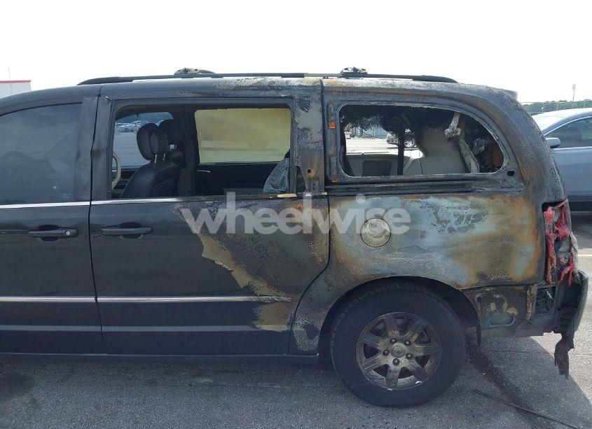 Photo 6 of 2010 Chrysler Town & COUNTRY TOURING PLUS (VIN 2A4RR8D18AR422713)