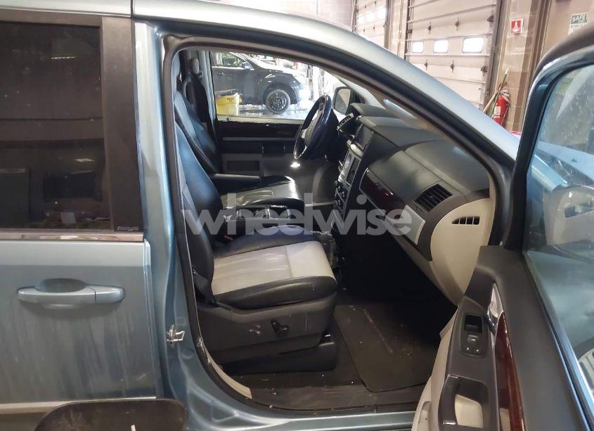 Photo 5 of 2010 Chrysler Town & COUNTRY TOURING PLUS (VIN 2A4RR8D19AR393898)