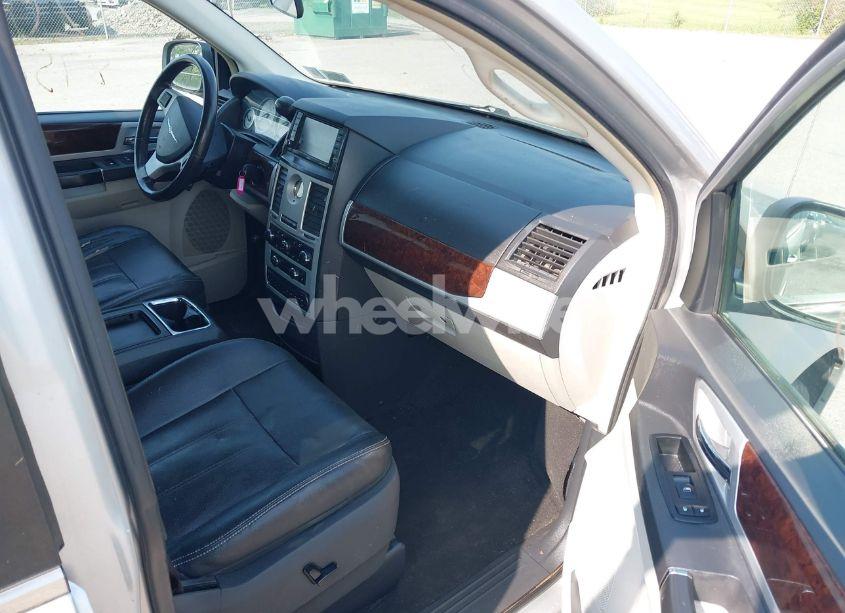 Photo 5 of 2010 Chrysler Town & COUNTRY TOURING PLUS (VIN 2A4RR8D19AR442324)