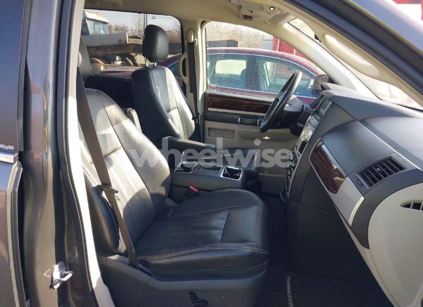 Photo 5 of 2010 Chrysler Town & COUNTRY TOURING PLUS (VIN 2A4RR8D1XAR473064)