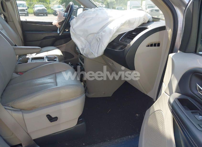 Photo 5 of 2011 Chrysler Town & COUNTRY TOURING-L (VIN 2A4RR8DG0BR760113)