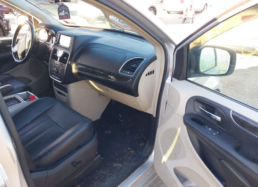 Photo 5 of 2011 Chrysler Town & COUNTRY TOURING-L (VIN 2A4RR8DG0BR781611)