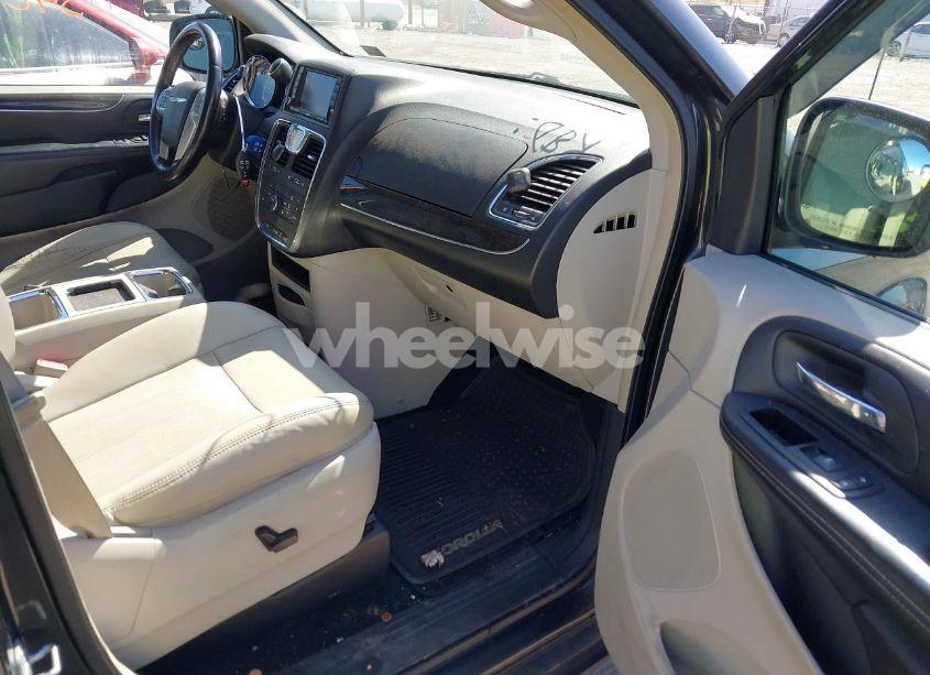 Photo 5 of 2011 Chrysler Town & COUNTRY TOURING-L (VIN 2A4RR8DG1BR645357)