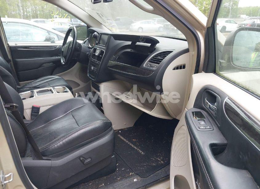 Photo 5 of 2011 Chrysler Town & COUNTRY TOURING-L (VIN 2A4RR8DG1BR703726)