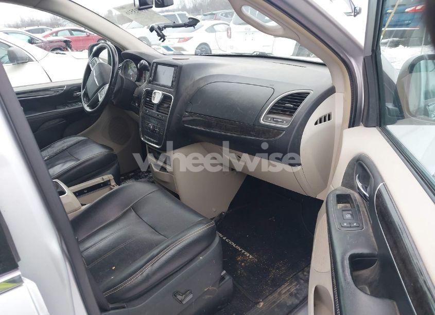 Photo 5 of 2011 Chrysler Town & COUNTRY TOURING-L (VIN 2A4RR8DG2BR683762)