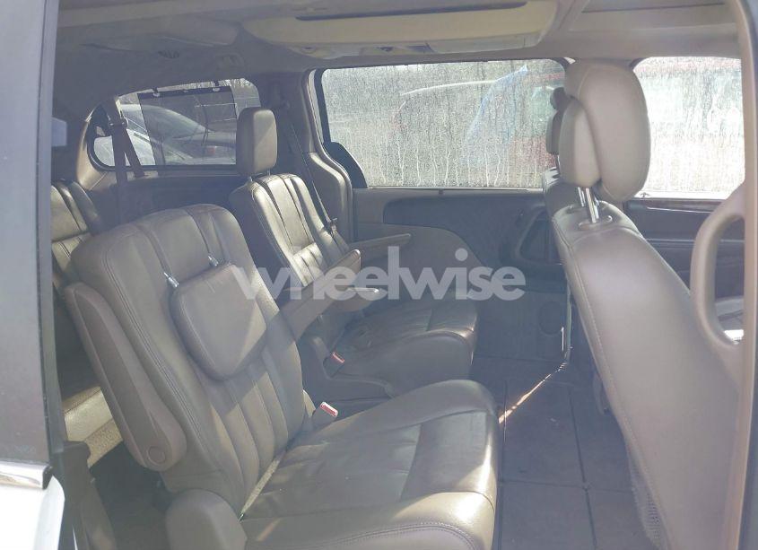 Photo 8 of 2011 Chrysler Town & COUNTRY TOURING-L (VIN 2A4RR8DG3BR607306)