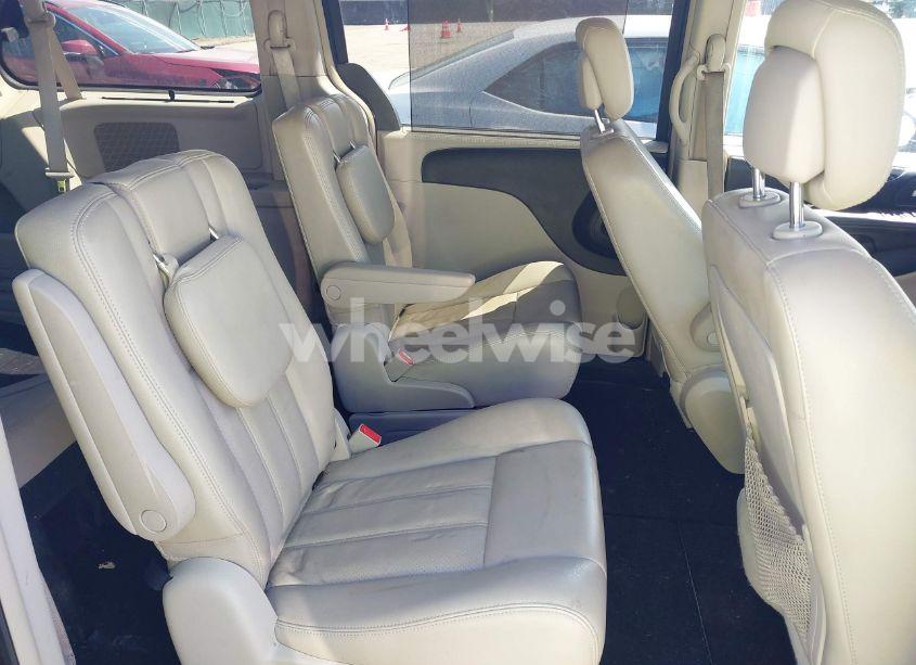 Photo 8 of 2011 Chrysler Town & COUNTRY TOURING-L (VIN 2A4RR8DG3BR676044)