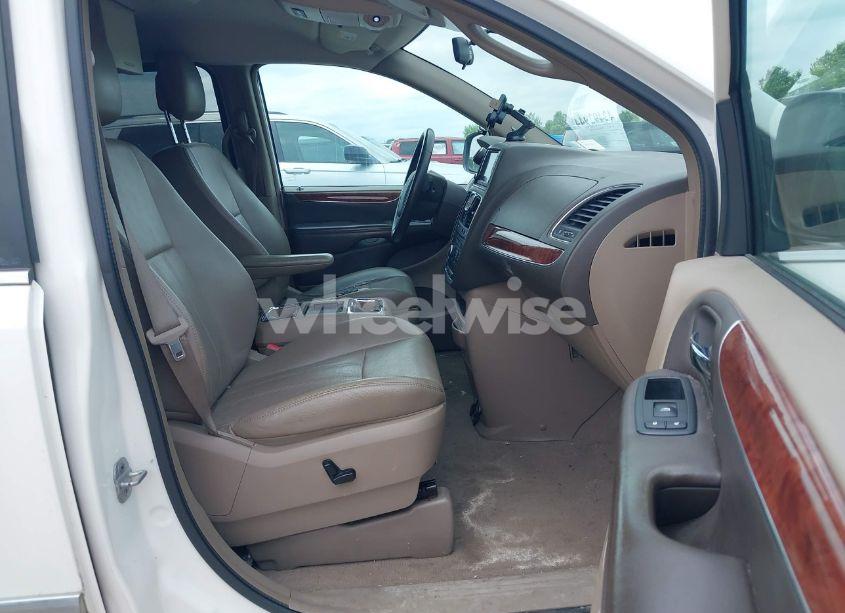 Photo 5 of 2011 Chrysler Town & COUNTRY TOURING-L (VIN 2A4RR8DG4BR616693)