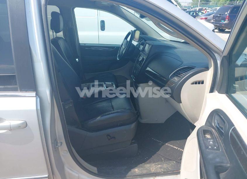 Photo 5 of 2011 Chrysler Town & COUNTRY TOURING-L (VIN 2A4RR8DG4BR745842)