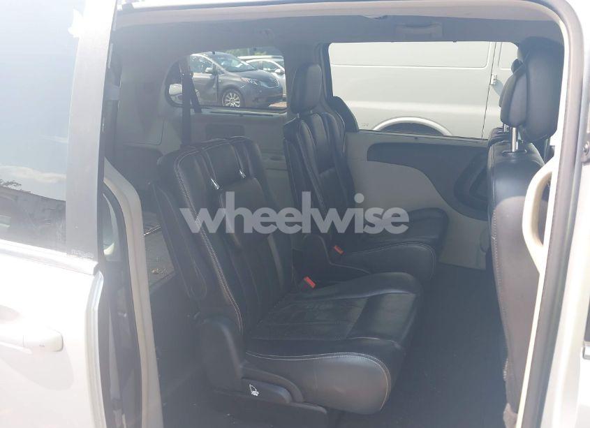 Photo 8 of 2011 Chrysler Town & COUNTRY TOURING-L (VIN 2A4RR8DG4BR745842)