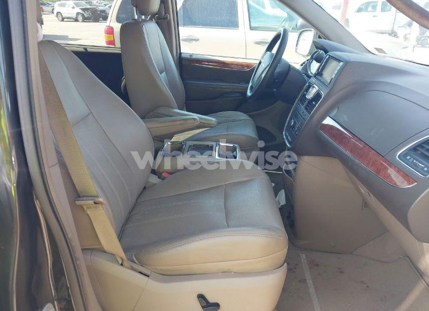 Photo 5 of 2011 Chrysler Town & COUNTRY TOURING-L (VIN 2A4RR8DG4BR784138)